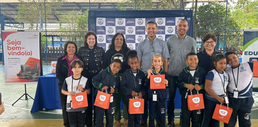 Ver e Viver entrega 258 óculos de grau a estudantes da rede pública municipal de Resende